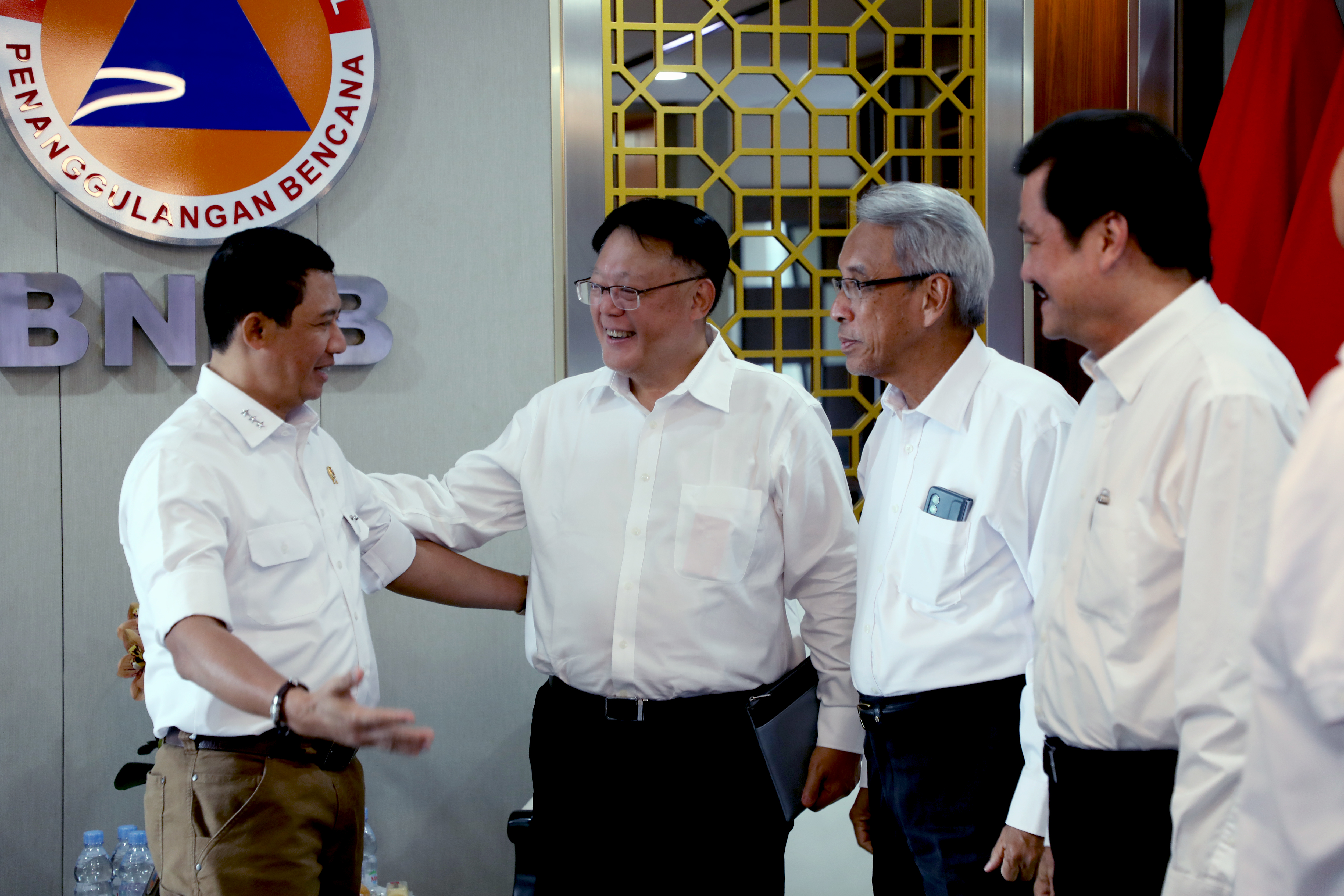 Kepala Badan Nasional Penanggulangan Bencana Letjen TNI Suharyanto, S.Sos., M.M. menerima kunjungan dari Dexa Group di Graha BNPB, Jakarta, Selasa (29/8). 